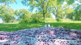 Возбужденная тинка глотает сперму в общественном парке